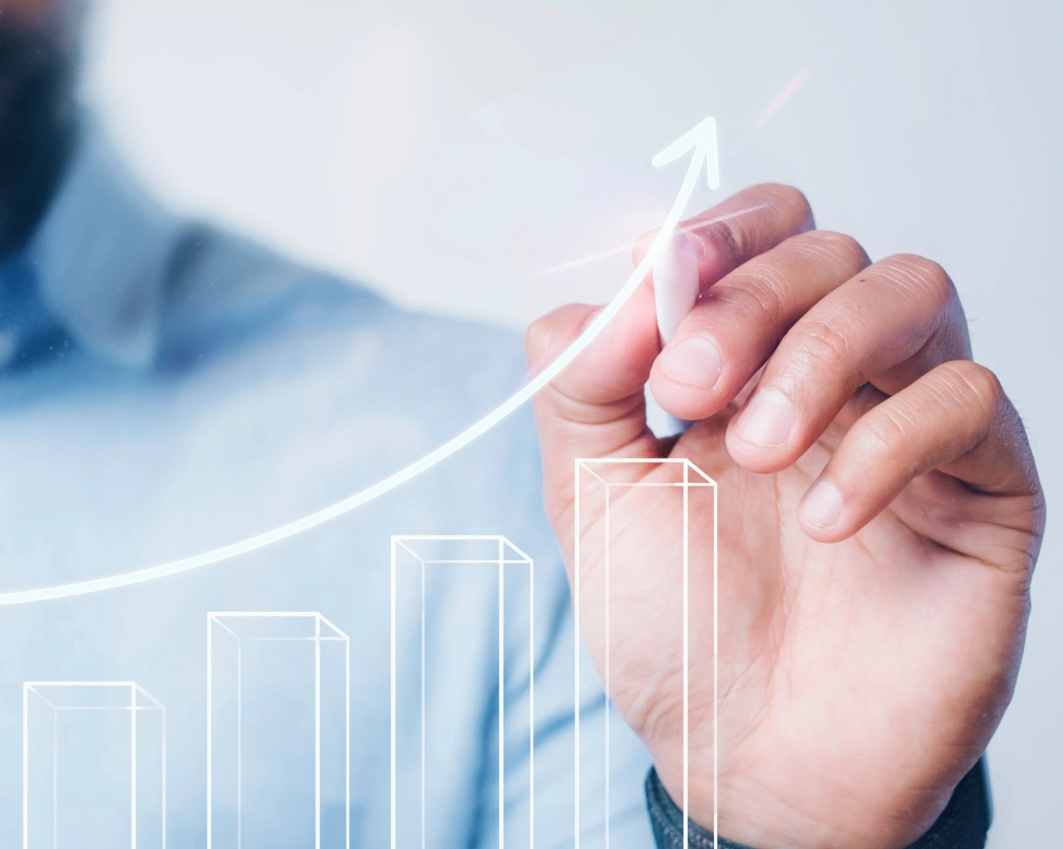 흰색의 성장세 그래프를 그리는 남자의 손